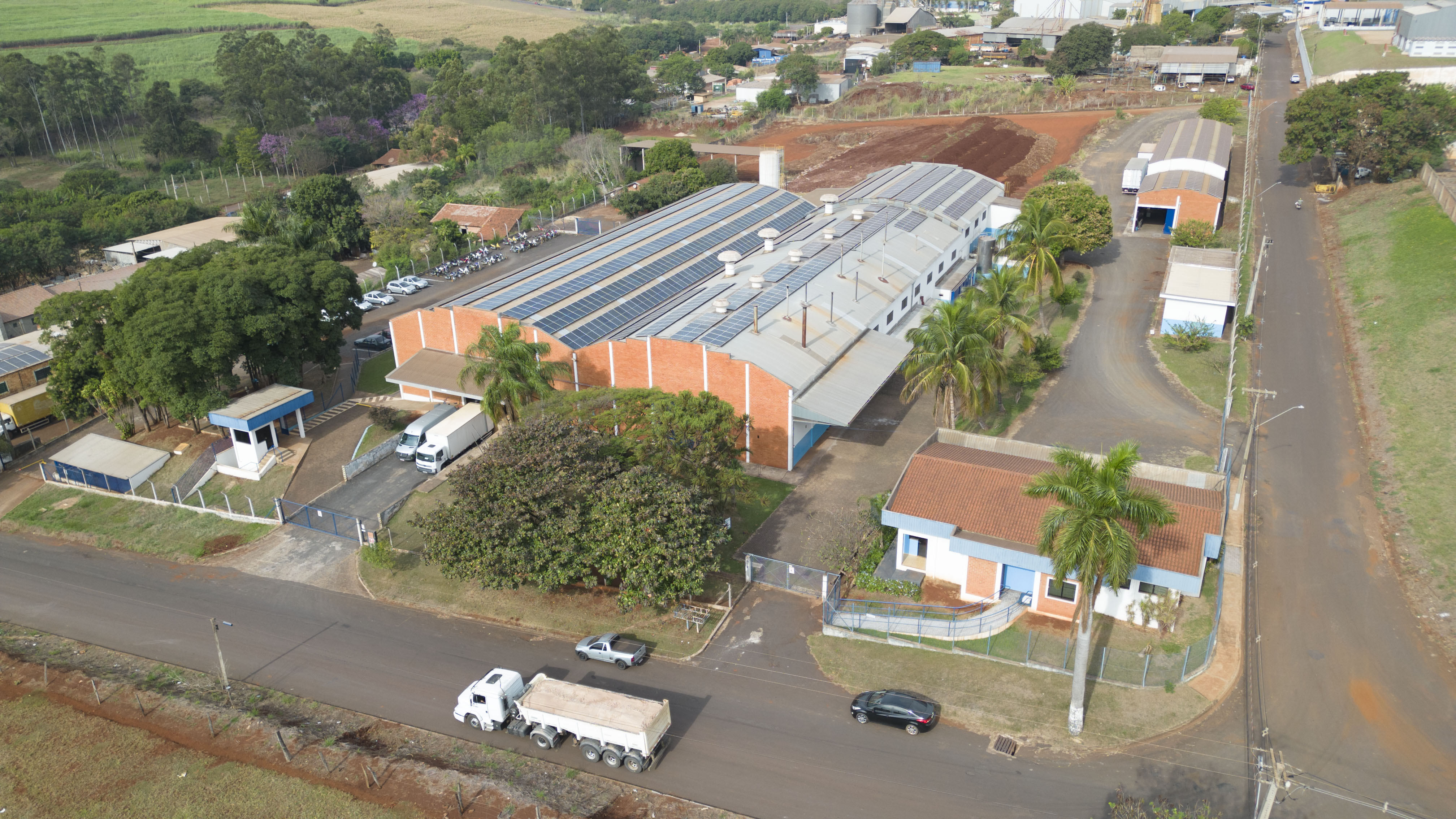 Vista aérea da fábrica da Luam Alimentos em Cambará-PR, com painéis solares no telhado